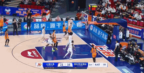 👍两战狂胜66分！上海男篮强势反弹，王哲林砍下赛季首次两双